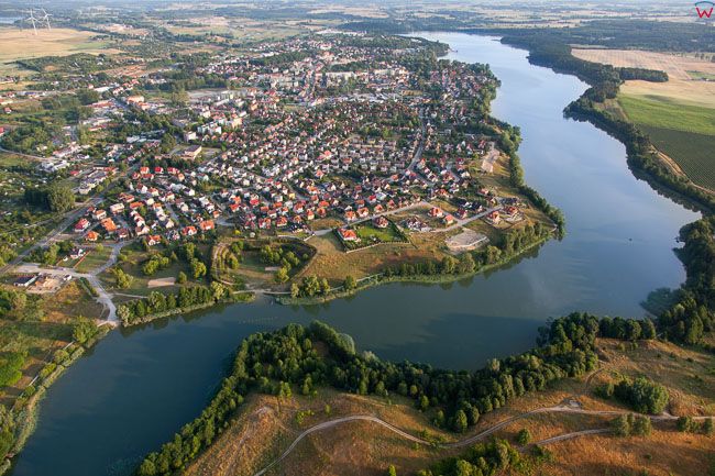 Olecko, panorama na misto i jezioro od strony SE. EU, Pl, Warm-Maz. Lotnicze.